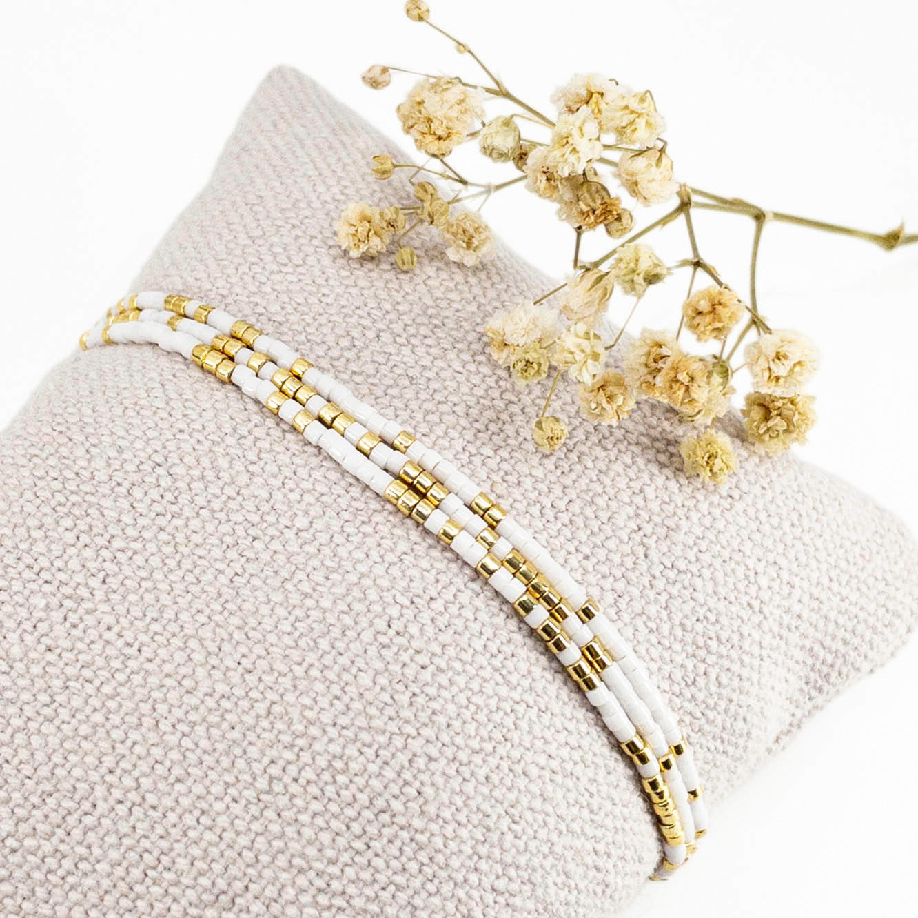 Bracelet ajustable en perles de rocaille blanc et or. Trois tours de poignet