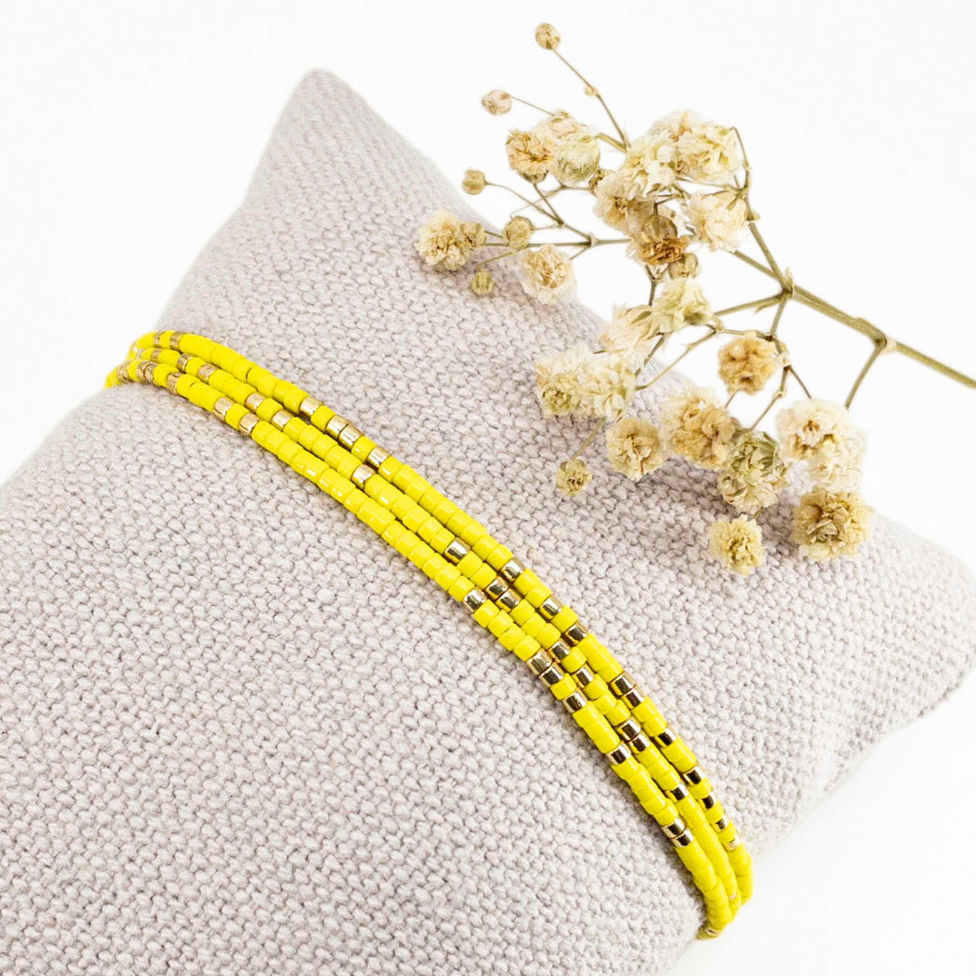 Bracelet ajustable en perles de rocaille jaune citron et or. Trois tours de poignet