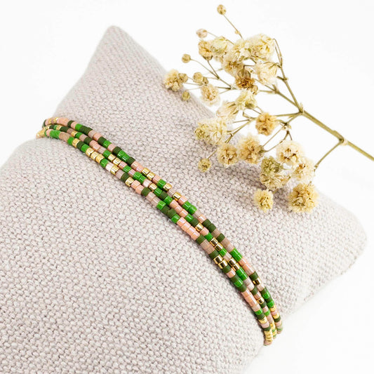 Bracelet ajustable en perles de rocaille vert, rose et or. Trois tours de poignet