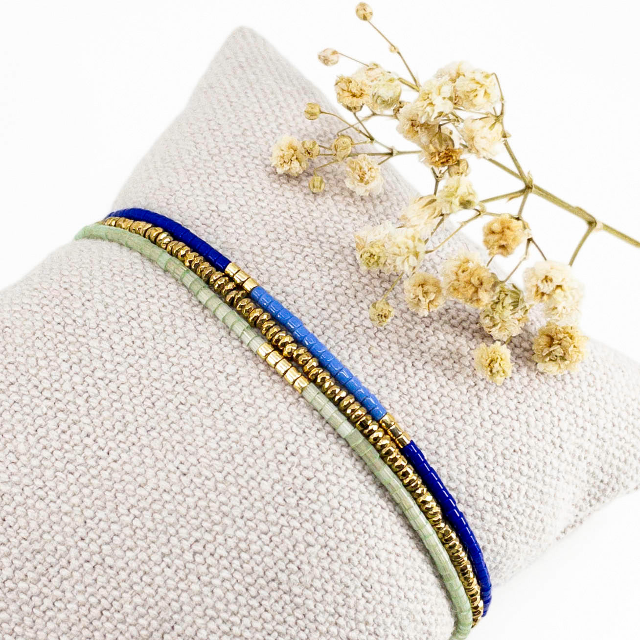 Trio de bracelets en pierres fines et perles de rocaille en verre "Bleu Lagon, Rose & Blanc". Peuvent se porter indépendamment.