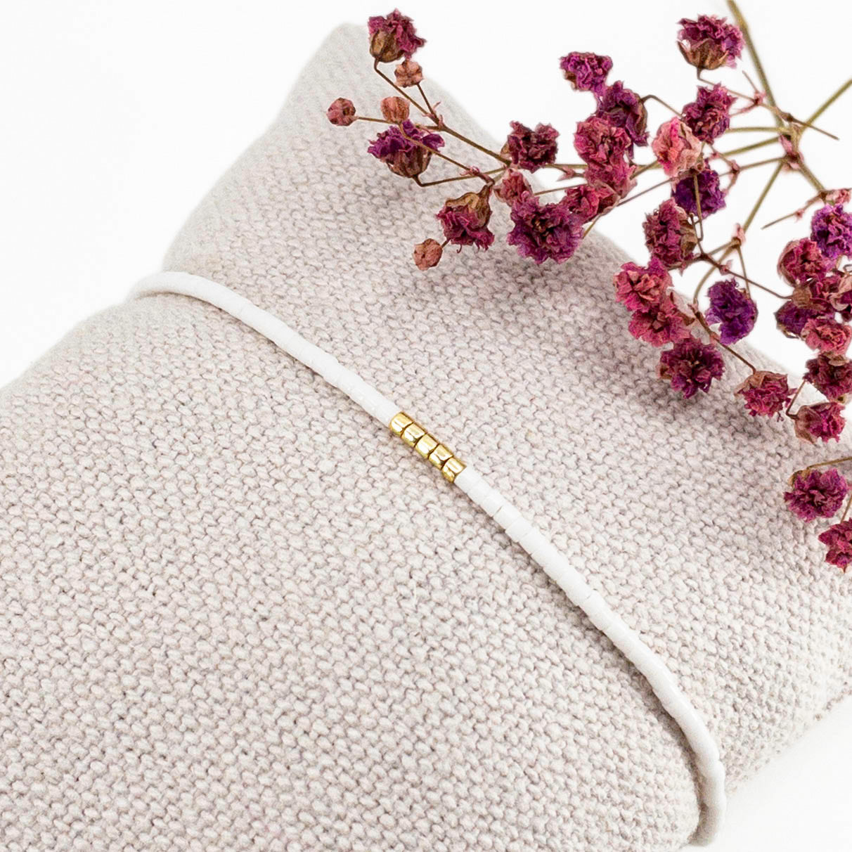 Bracelet en perles de rocaille blanc et or