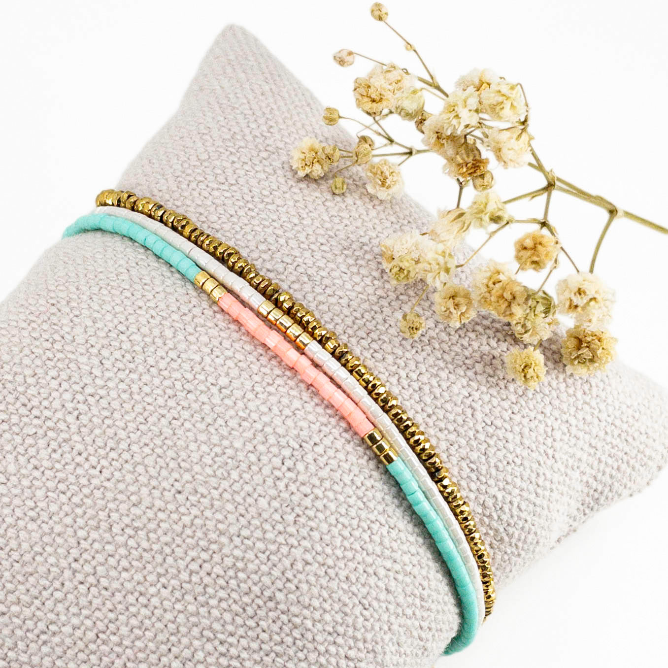 Bracelet en perles de rocaille colorées et or