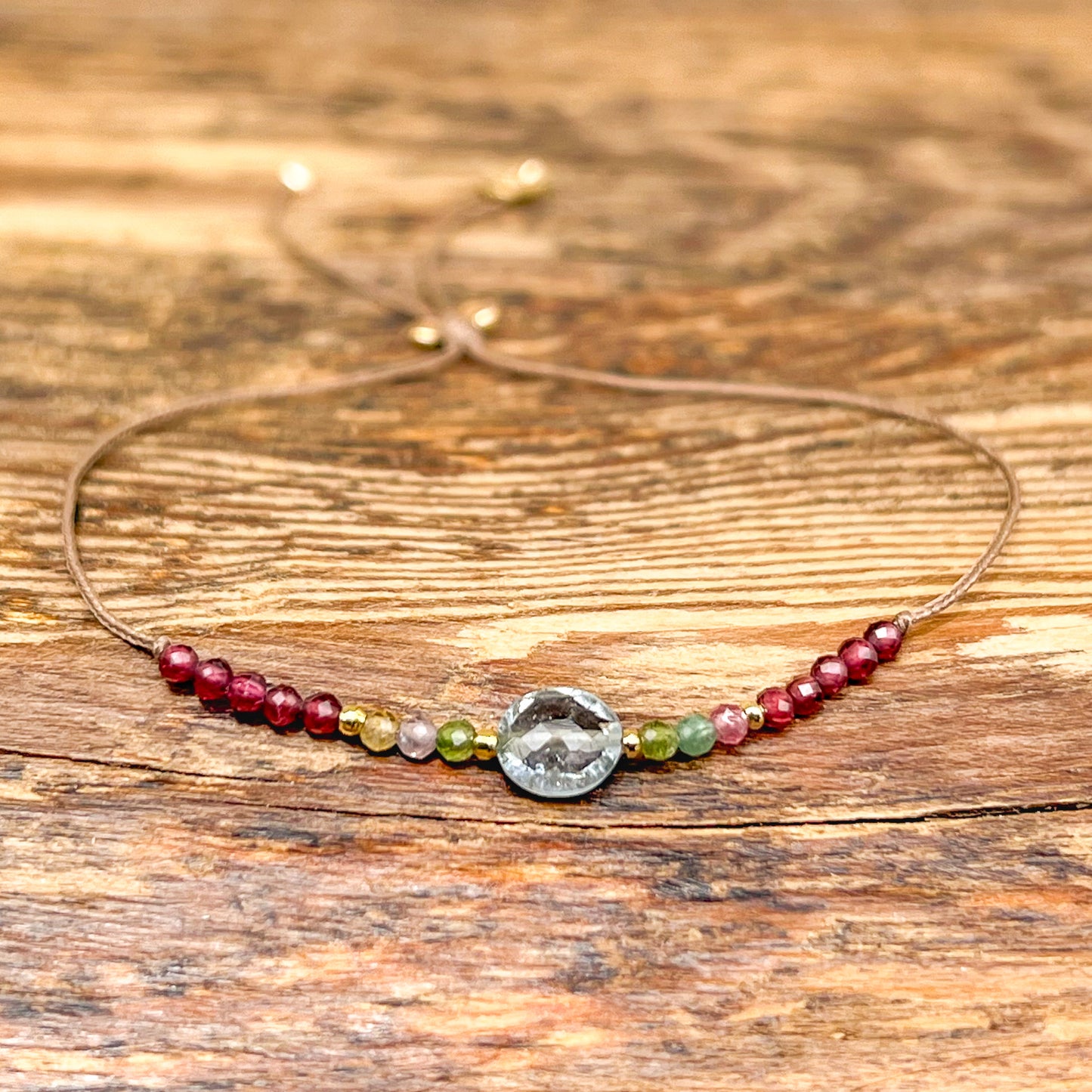 Bracelet ajustable composé d'une belle pierre fine naturelle de Tourmaline entourée de petites perles colorées de Tourmaline