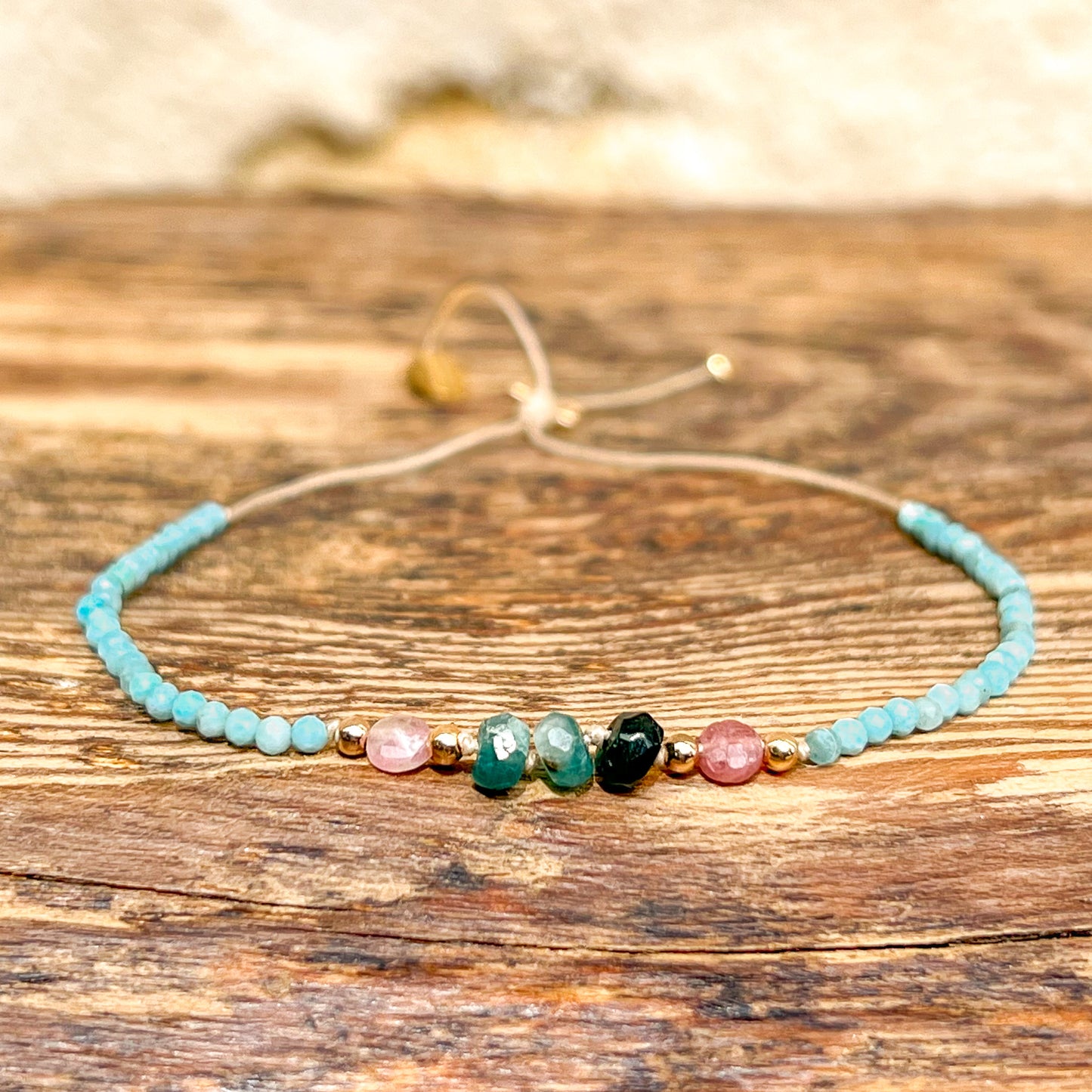 Bracelet ajustable composé de pierres fines naturelles offrant une déclinaison de bleu : perles de pierres de Larimar, de Grandidierite et de Tourmaline