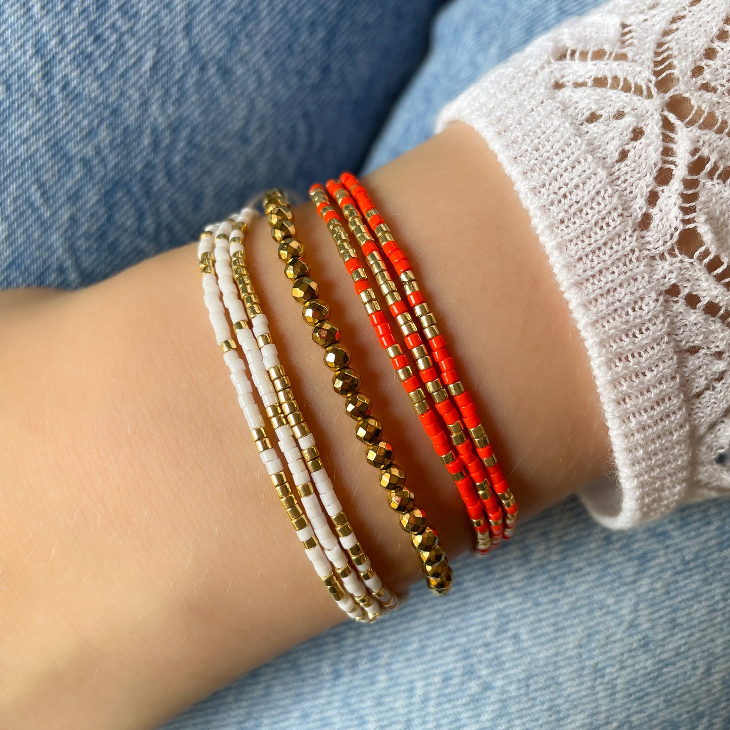 Bracelet ajustable en pierre de rocaille orange pétillant et or. Trois tours de poignet
