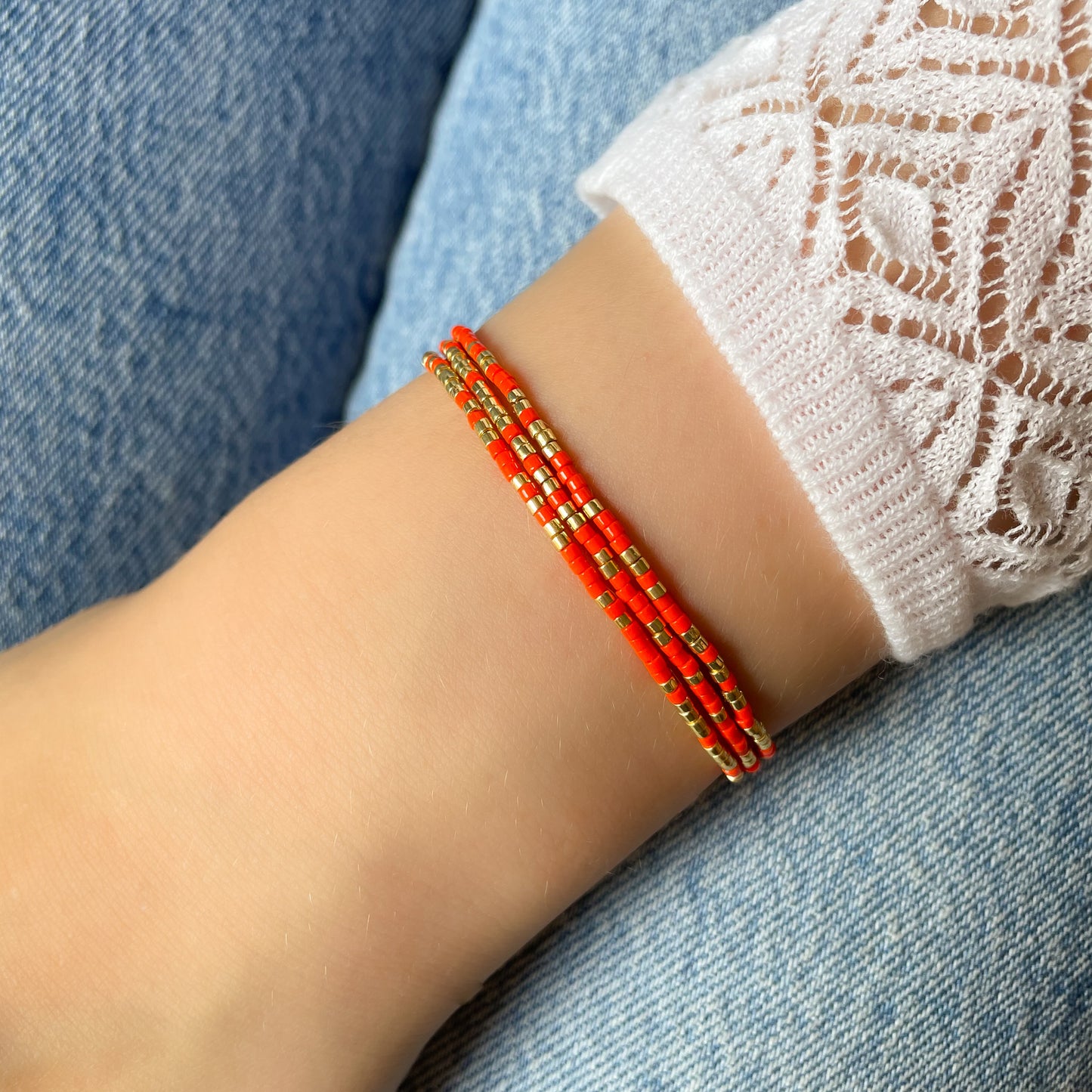 Bracelet ajustable en pierre de rocaille orange pétillant et or. Trois tours de poignet