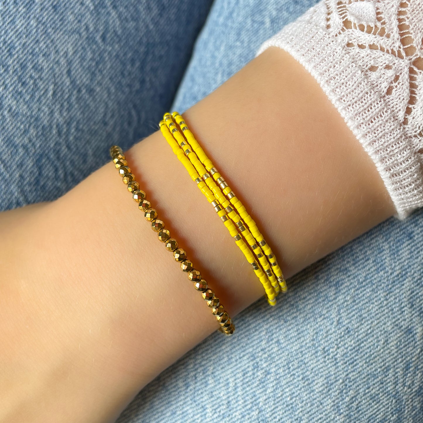 Bracelet ajustable en pierre de rocaille jaune citron et or. Trois tours de poignet