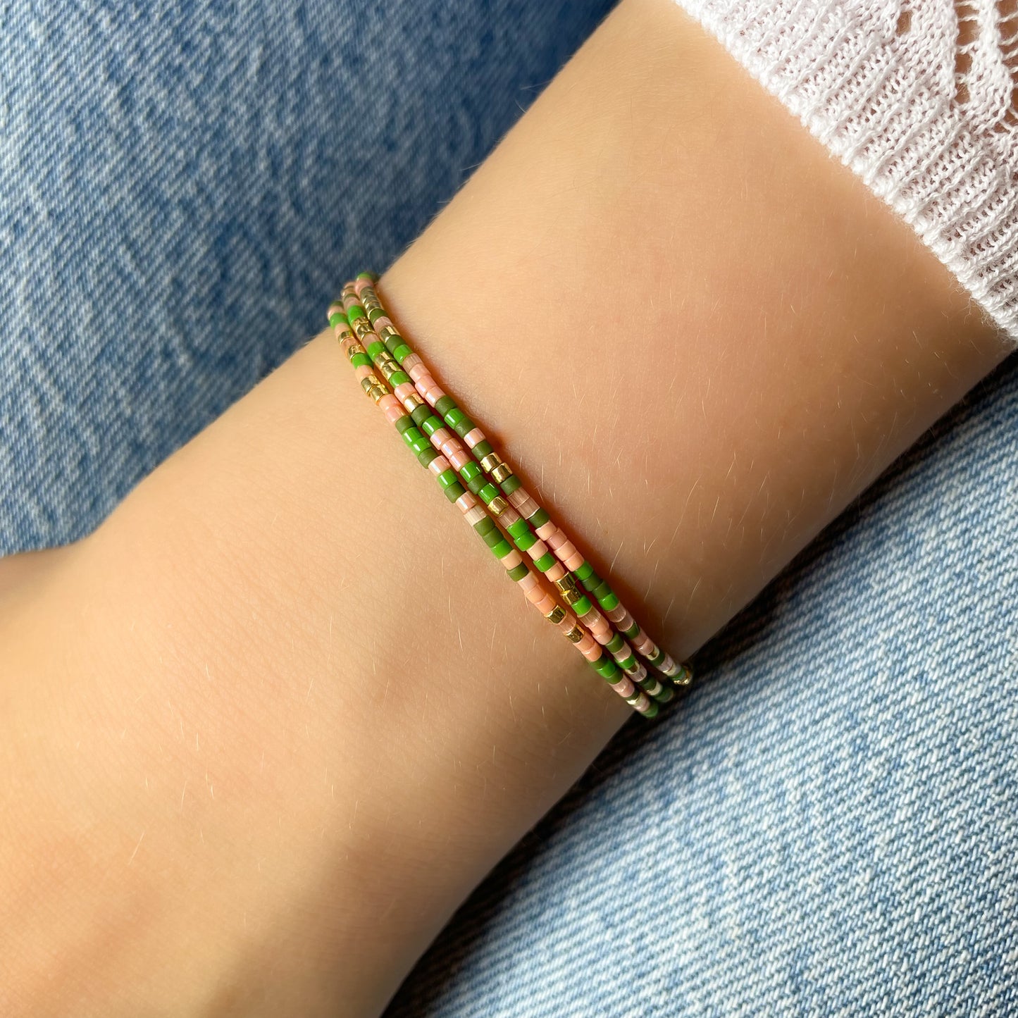 Bracelet ajustable en pierre de rocaille vert, rose et or. Trois tours de poignet