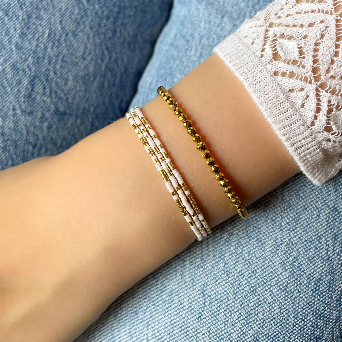 Bracelet ajustable en pierre de rocaille blanc et or. Trois tours de poignet