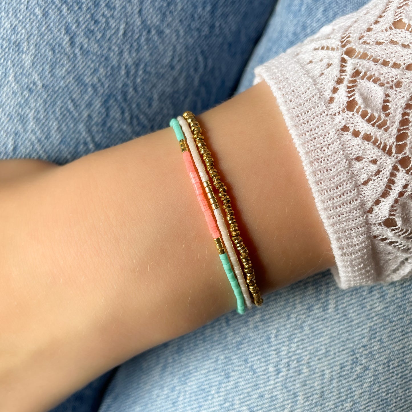 Trio de bracelets en pierres fines et perles de rocaille en verre "Bleu Lagon, Rose & Blanc". Peuvent se porter indépendamment.