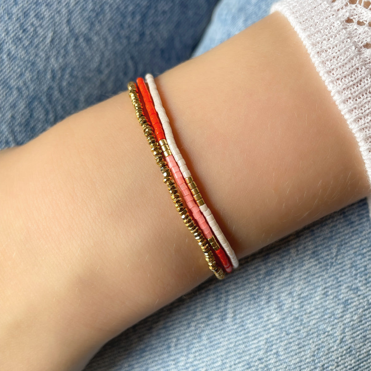 Trio de bracelets en pierres fines et perles de rocaille en verre "Orange, Rose et Blanc". Peuvent se porter indépendamment.