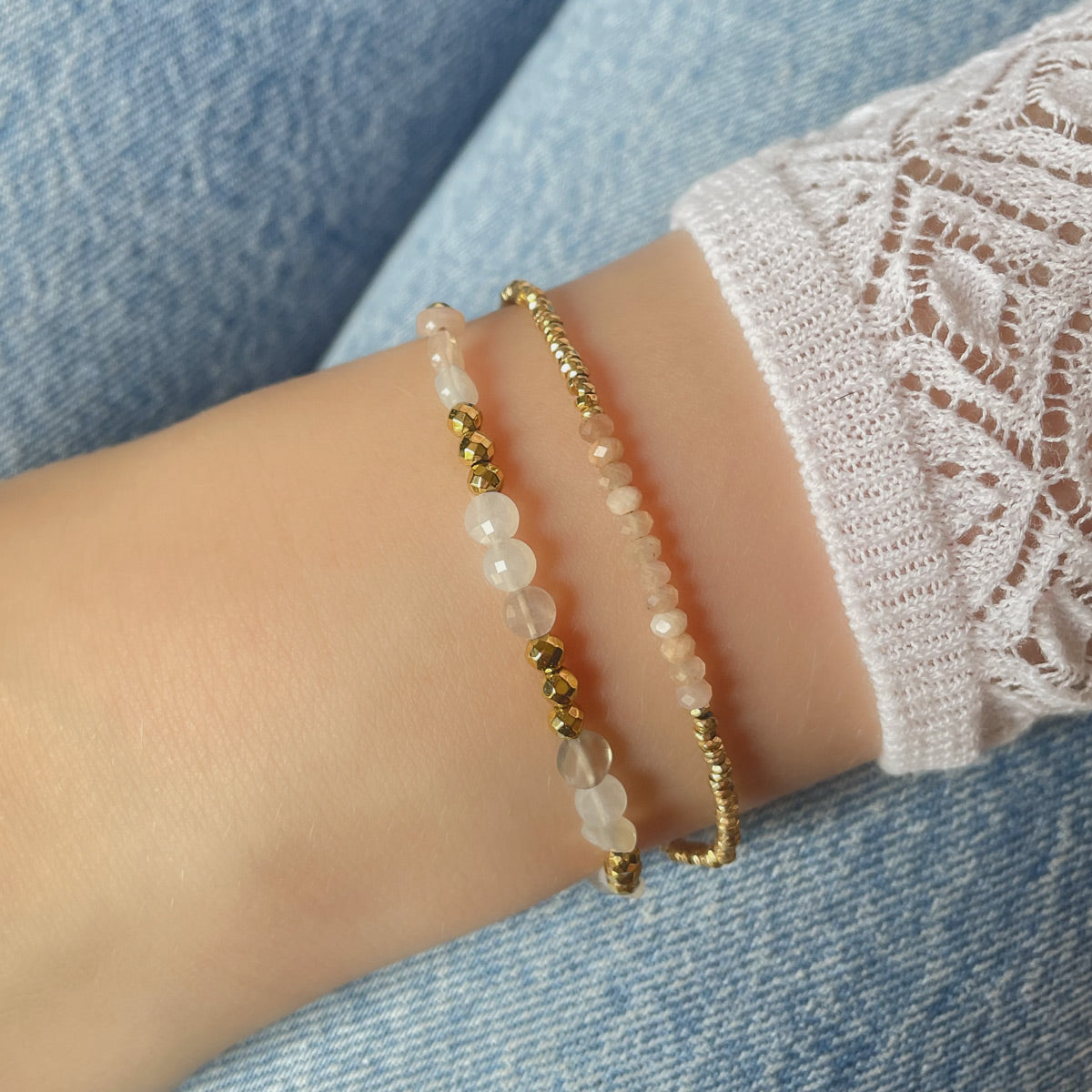 Bracelet ajustable en pierres fines naturelles Pierre de Soleil aux nuances blanches et rosées et perles d'hématites dorées.
