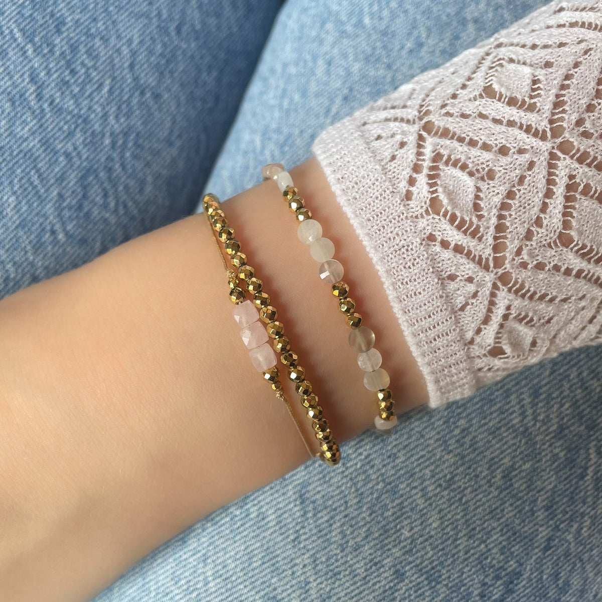 Bracelet réglable en pierres fines naturelles, 3 cubes facettés d'opale blanche légèrement rosée et perles d'hématites dorées.