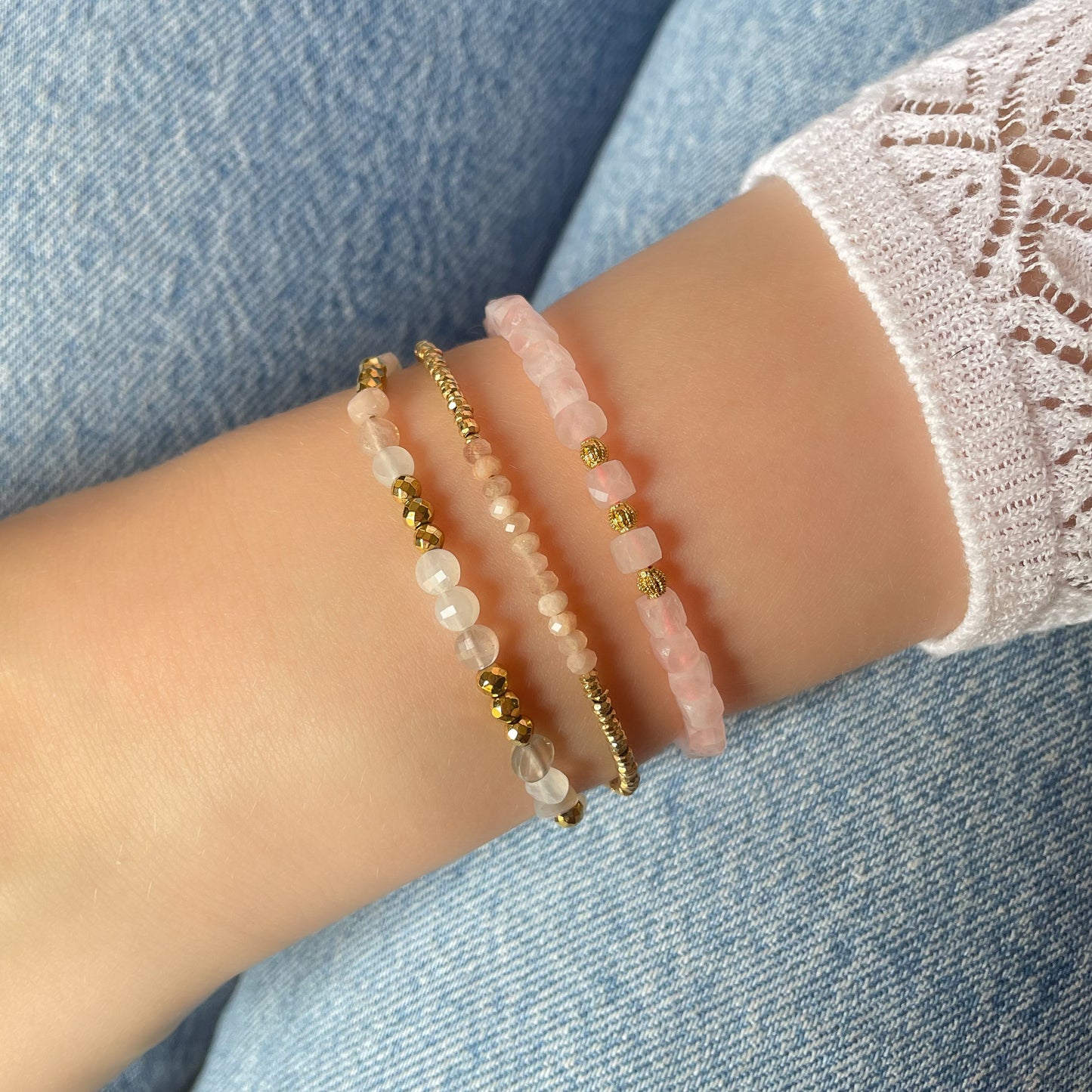 Bracelet ajustable en pierres fines naturelles Pierre de Soleil aux nuances blanches et rosées et perles d'hématites dorées.