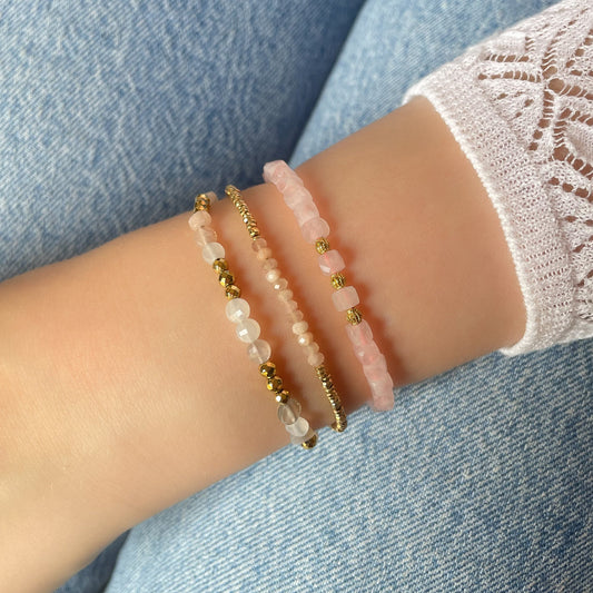 Bracelet ajustable en pierres fines naturelles Pierre de Soleil aux nuances rosées et perles d'hématites dorées.