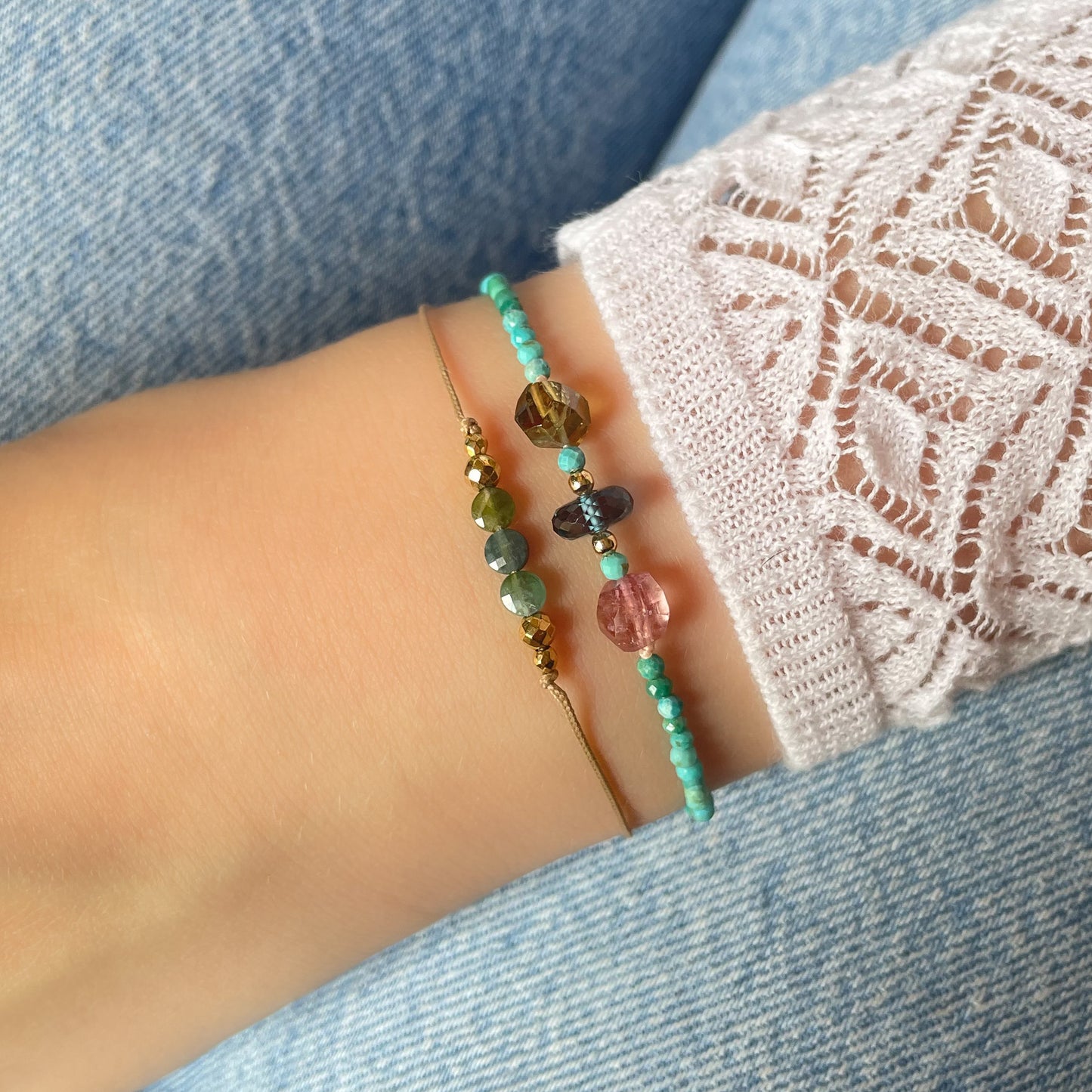 Bracelet aux teintes bleutées ajustable composé de pierres fines naturelles de Turquoise, de deux perles de Tourmaline facettées et d'une très belle perle de Topaze Bleu de Londres facettée