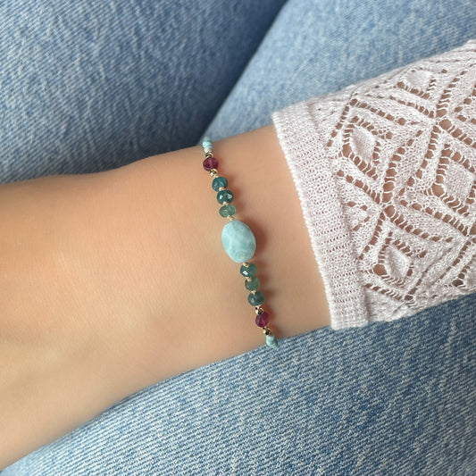 Bracelet aux teintes bleutées ajustable composé de pierres fines naturelles de larimar, d'une sélection de tourmaline et grandidierite encadrant un beau galet de Larimar bleu marin
