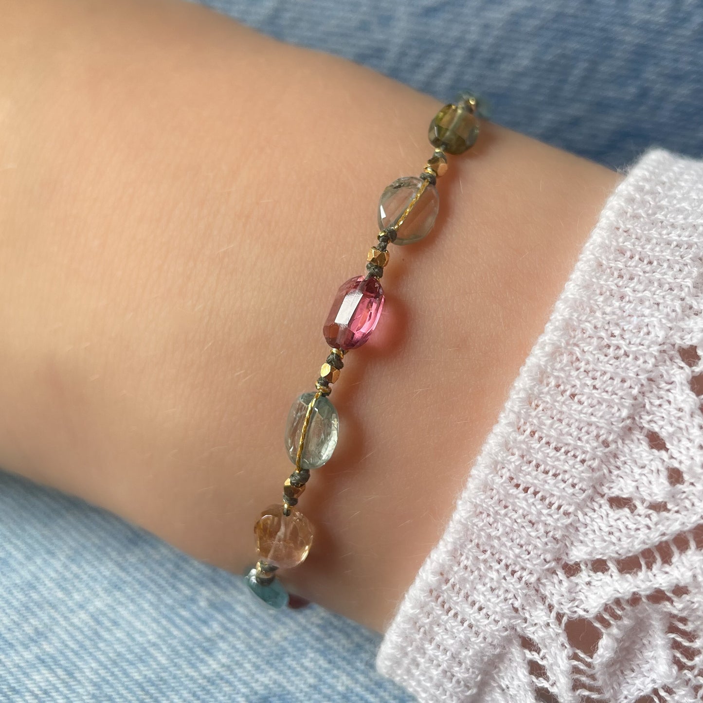 Bracelet en pierres fines naturelles composé de neuf Tourmalines multicolores.