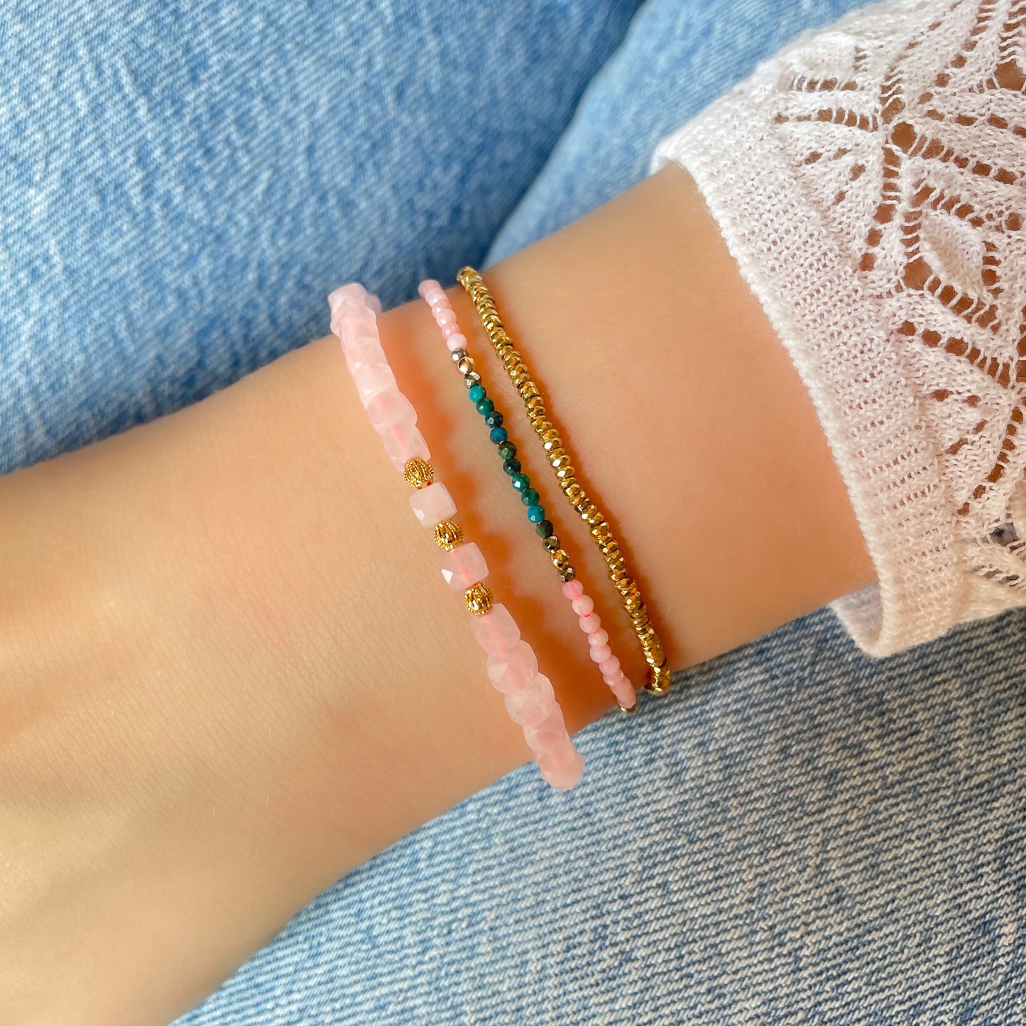 Bracelet réglable en pierres fines naturelles. Opale rose, Chrysocolle bleu vert. Pierres montées sur un cordon rose vif