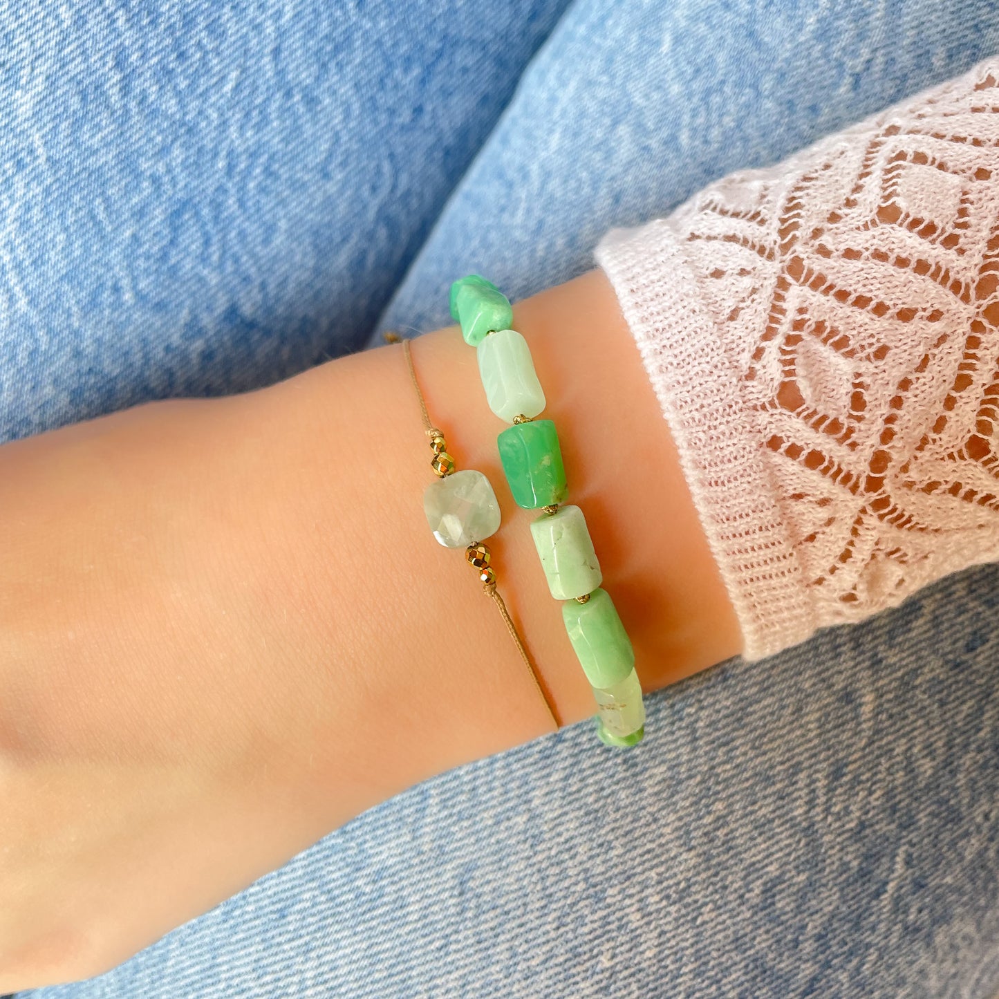 Bracelet ajustable en pierre fine naturelle carrée facettée de Chrysoprase vert clair entourée d'hématites dorées