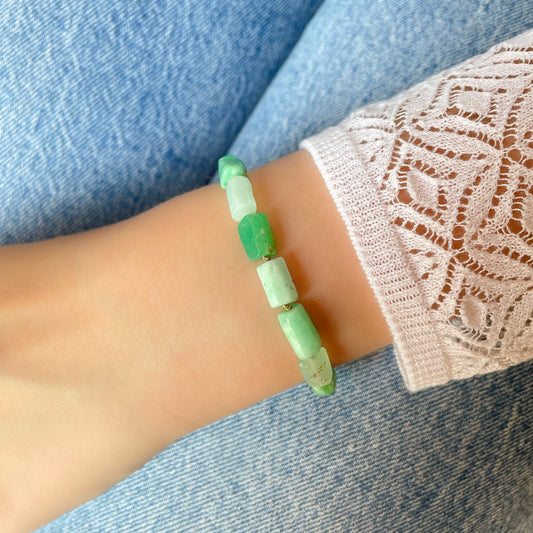 Bracelet ajustable composé de pierres fines naturelles en perles tubes de Chrysoprase aux teintes vert clair et vert lagon