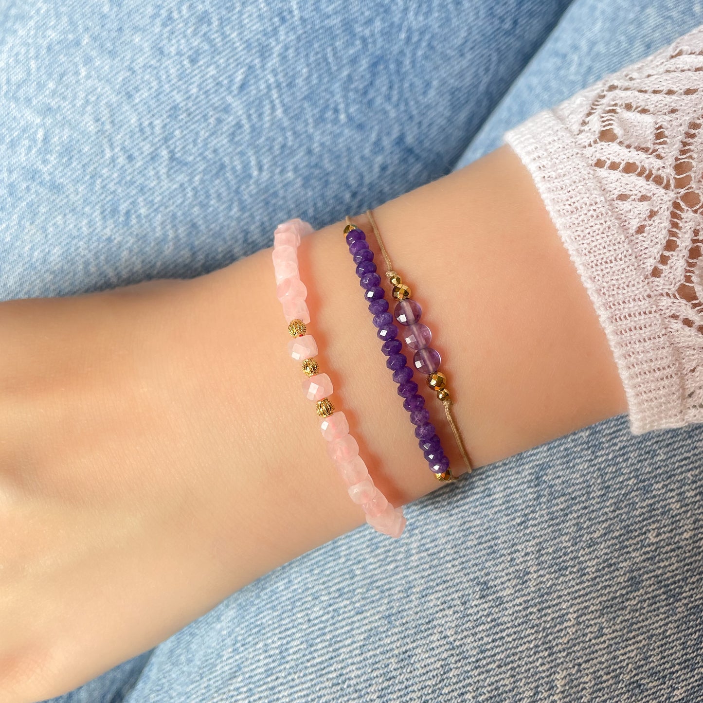Bracelet réglable en pierres fines naturelles, perles de quartz rose facettées montée sur un fil rose fluo