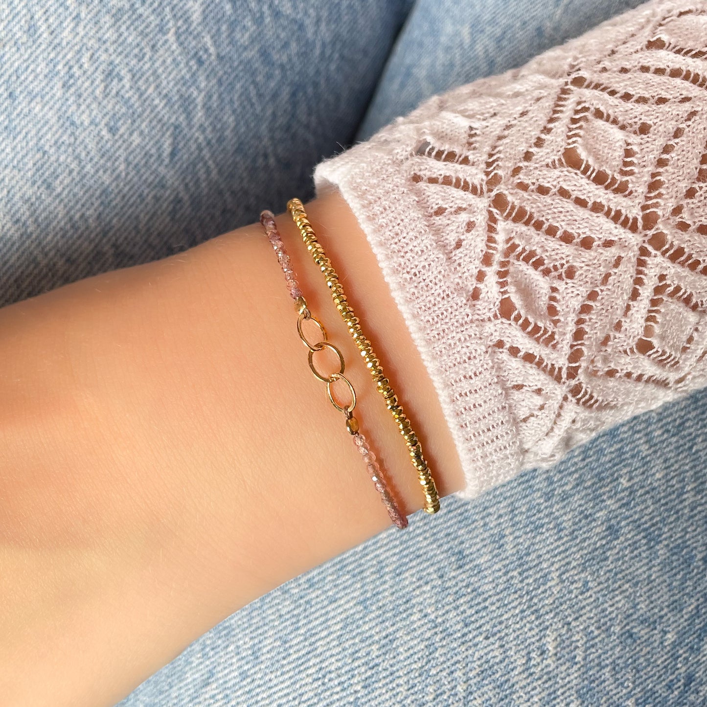 Bracelet réglable en pierres fines naturelles spinelle déclinaison de teinte rose et brune. Trois anneaux en plaqué or entremêlés