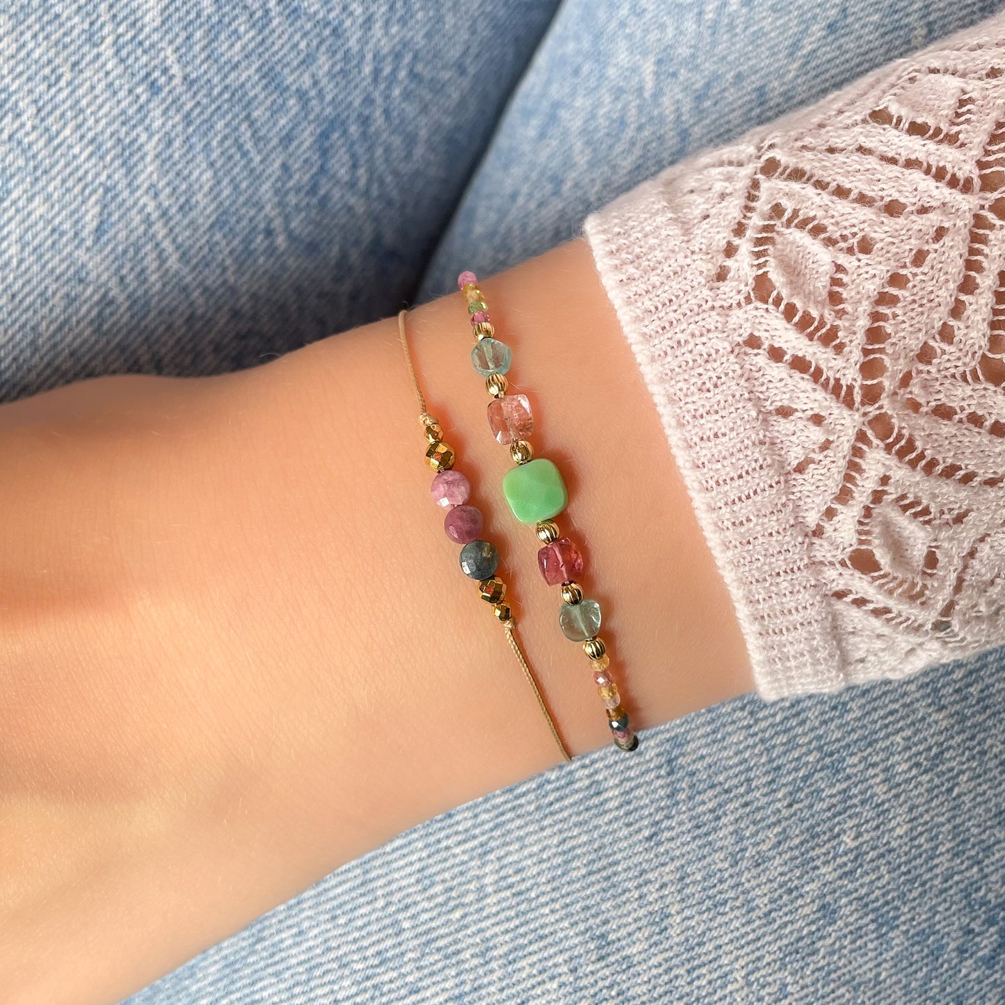 Bracelet ajustable en pierres fines naturelles. Au centre une Agathe d'Herbe carrée verte. Encadrée de deux Tourmalines et deux Aigue-marine.