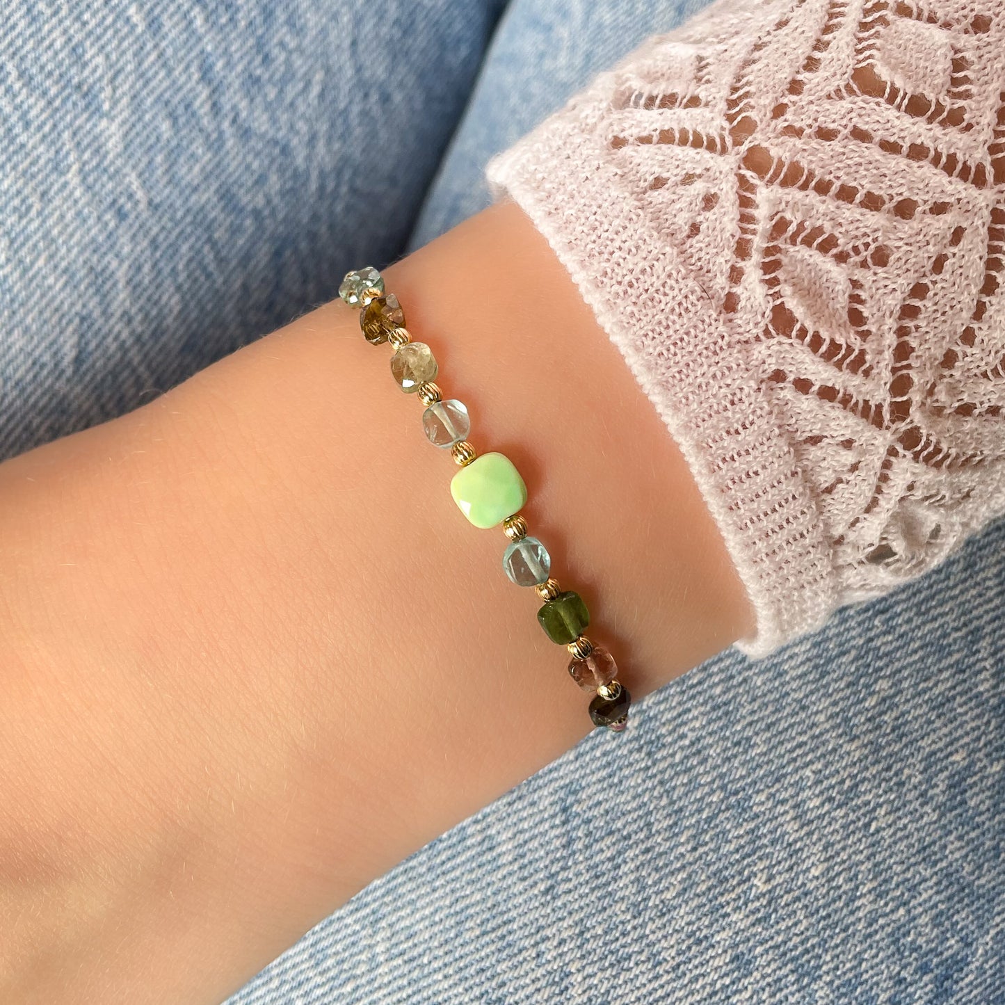 Bracelet ajustable en pierres fines naturelles. Au centre une Agathe d'Herbe carrée verte. Encadrée de six Tourmalines multicolores et deux Aigue-marine.