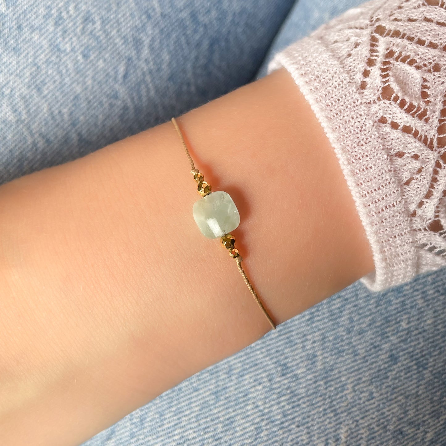 Bracelet ajustable en pierre fine naturelle carrée facettée de Chrysoprase vert clair entourée d'hématites dorées