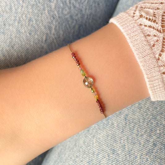 Bracelet ajustable composé d'une belle pierre fine naturelle de Tourmaline entourée de petites perles colorées de Tourmaline
