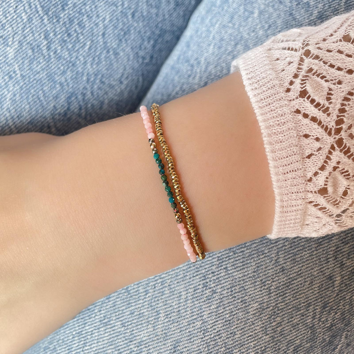Bracelet réglable en pierres fines naturelles. Opale rose, Chrysocolle bleu vert. Pierres montées sur un cordon rose vif