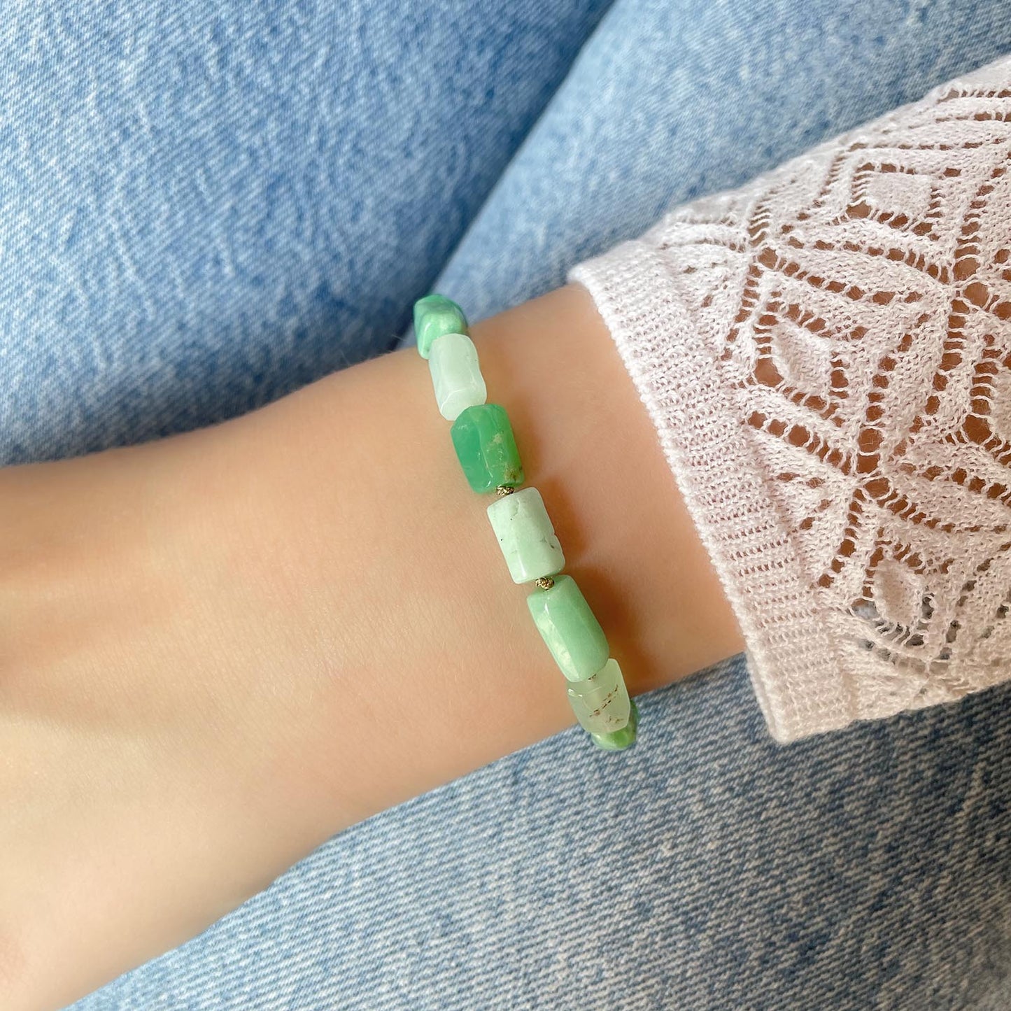 Bracelet ajustable composé de pierres fines naturelles en perles tubes de Chrysoprase aux teintes vert clair et vert lagon