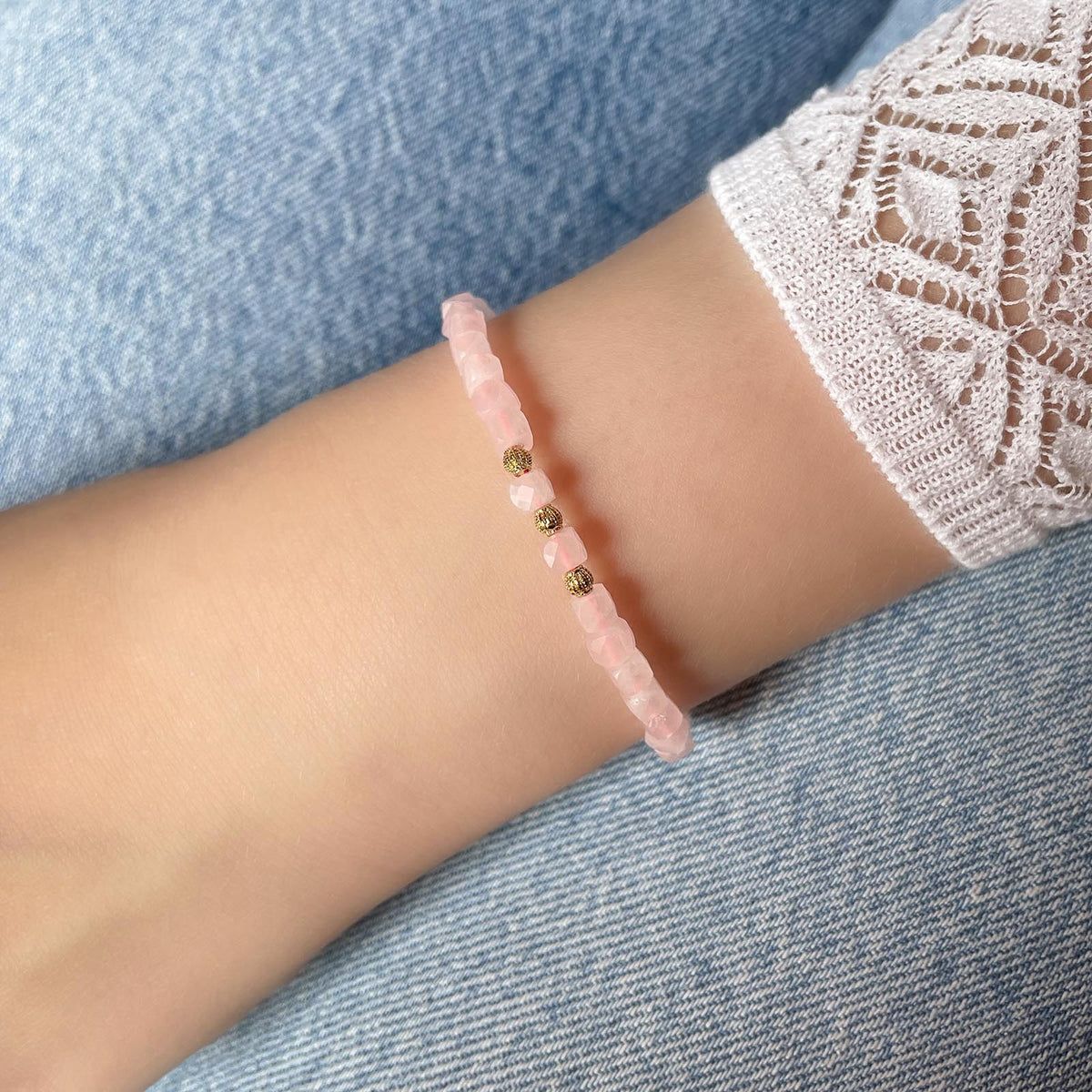 Bracelet réglable en pierres fines naturelles, perles de quartz rose facettées montée sur un fil rose fluo