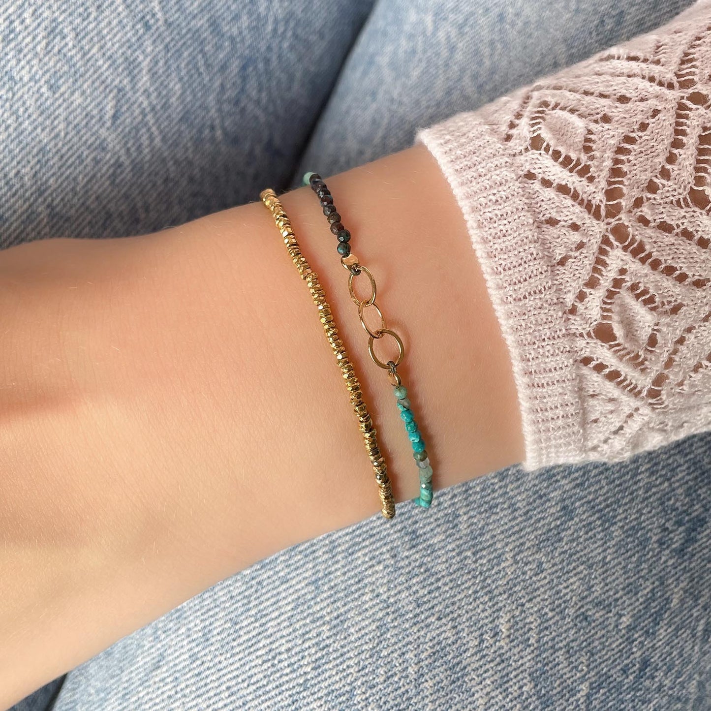 Bracelet réglable en pierres fines naturelles spinelle déclinaison de bleus. Trois anneaux en plaqué or entremêlés