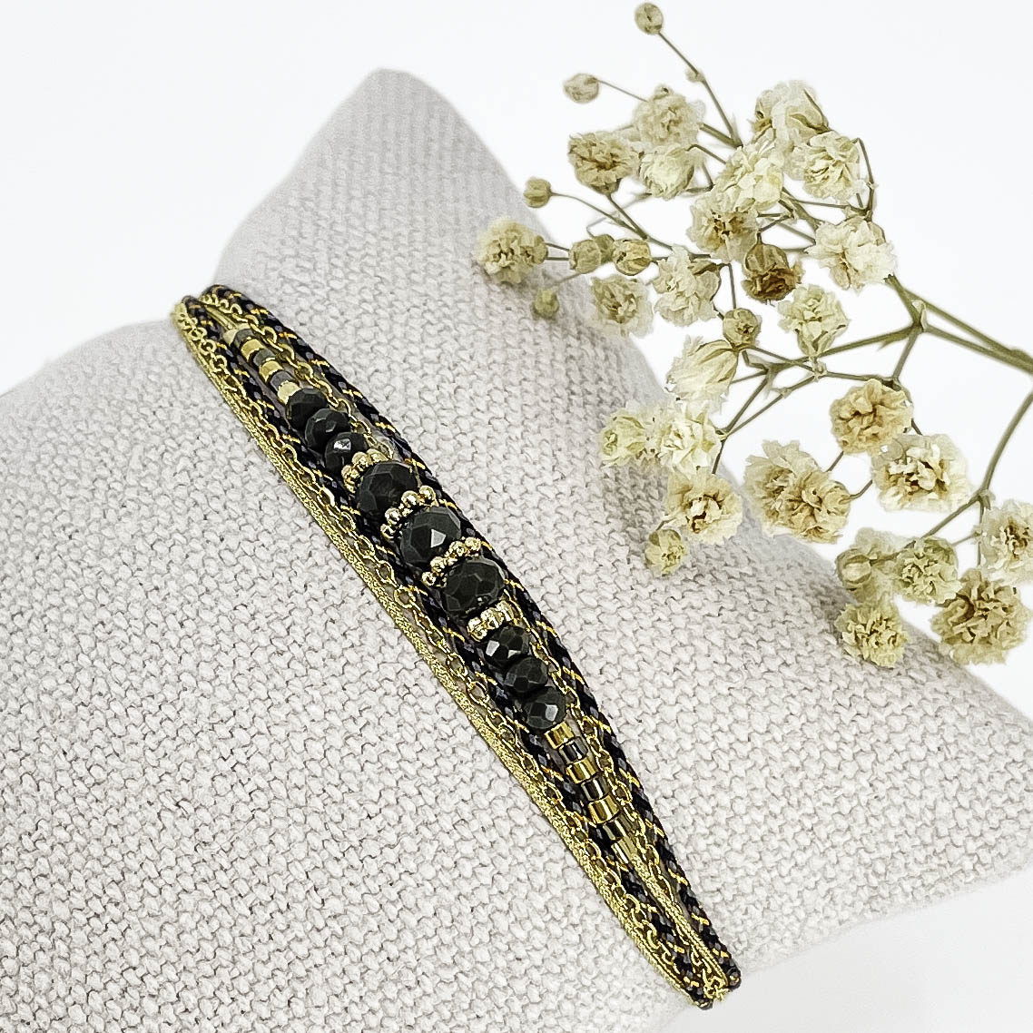 Bracelet en perles de cristal de verre Kaki foncé. Trois liens de cordons et chaîne qui s'enroulent en deux tours sur le poignet.