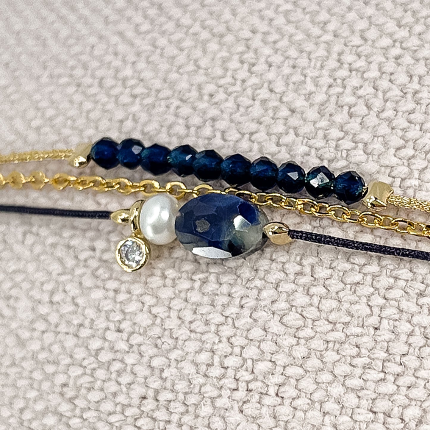 Bracelet Agate bleue, saphir bleu et Perle de Culture montés sur différents liens cordons et chaîne dorée.