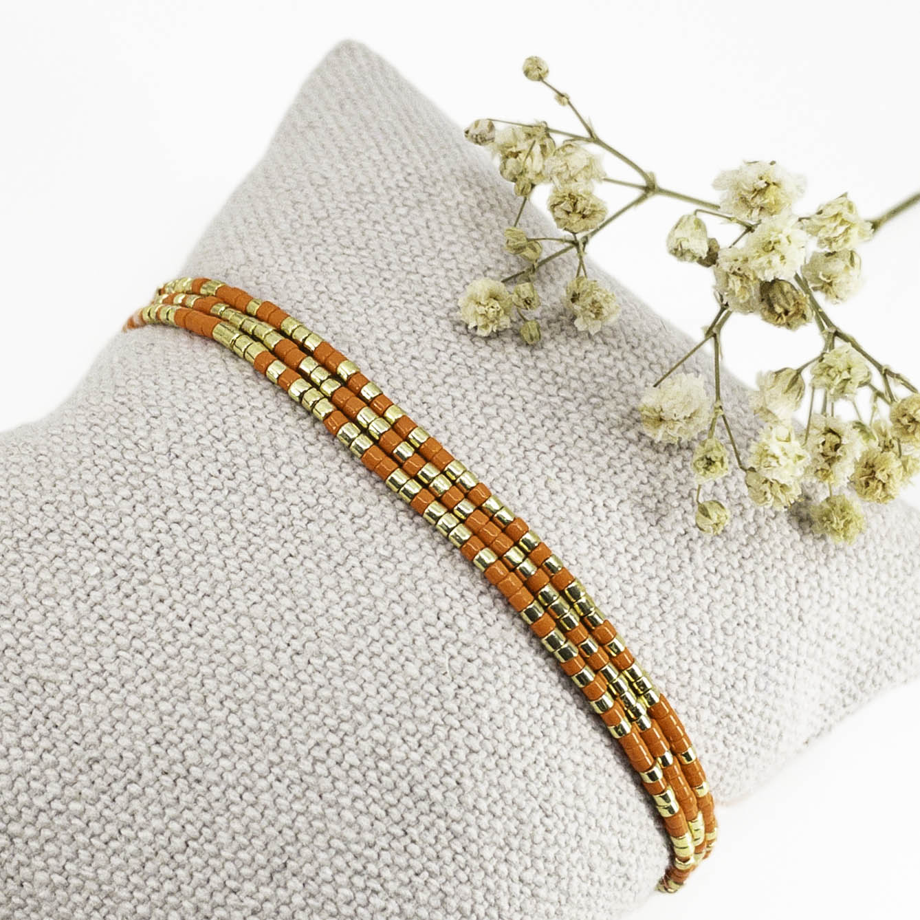 Bracelet ajustable en pierre de rocaille orange pétillant et or. Trois tours de poignet
