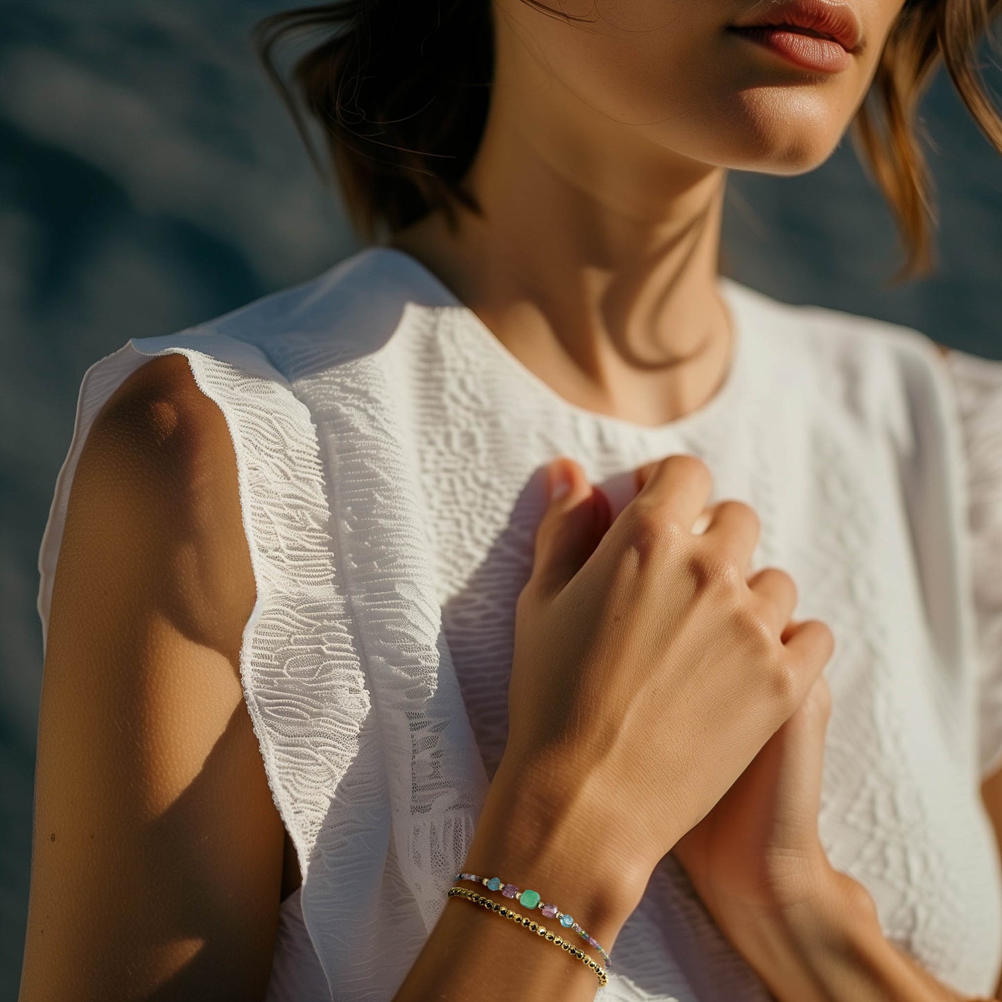 Bracelet ajustable en pierres fines naturelles. Au centre une Agathe d'Herbe carrée verte. Encadrée de deux Tourmalines et deux Aigue-marine.