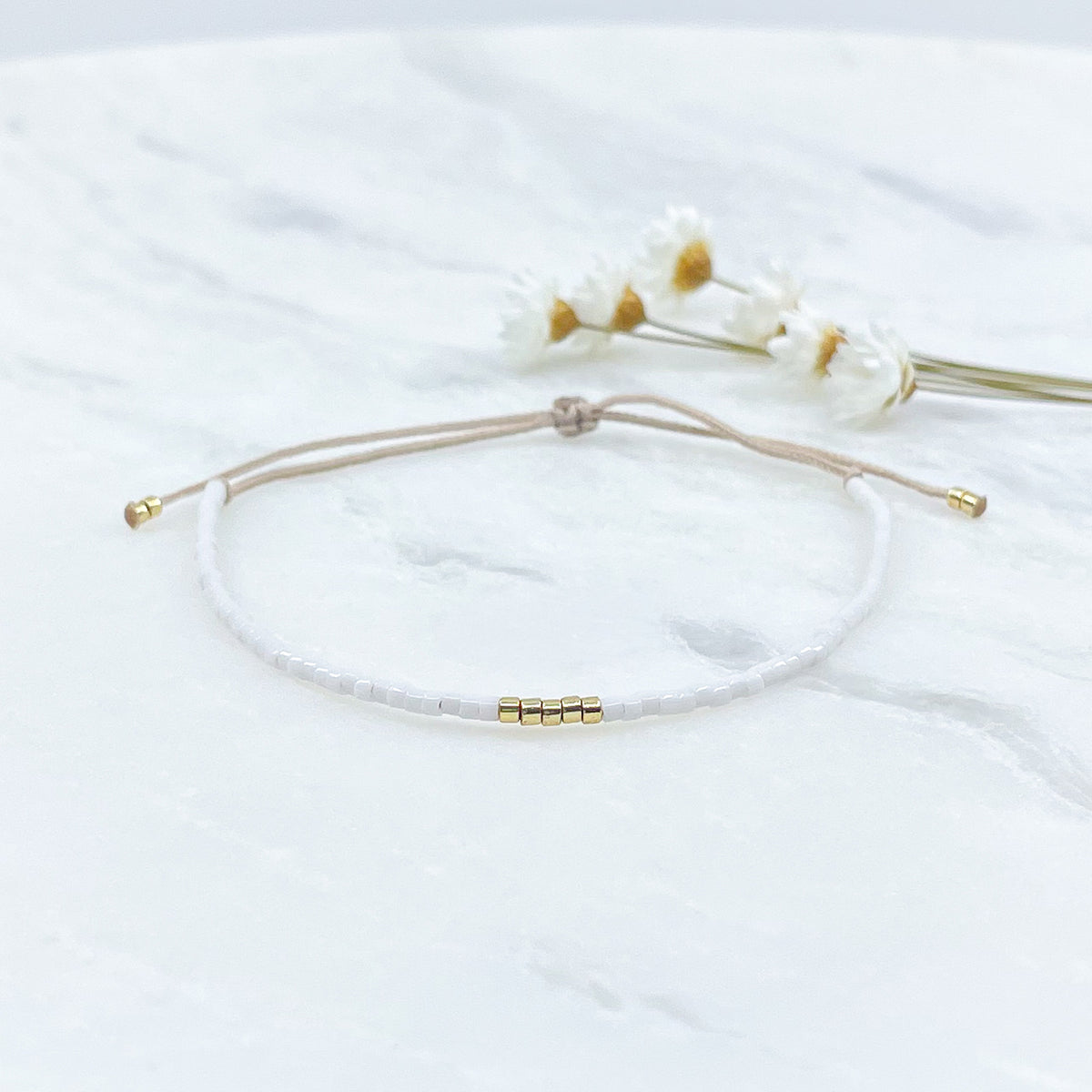 Bracelet en perles de rocaille blanc et or