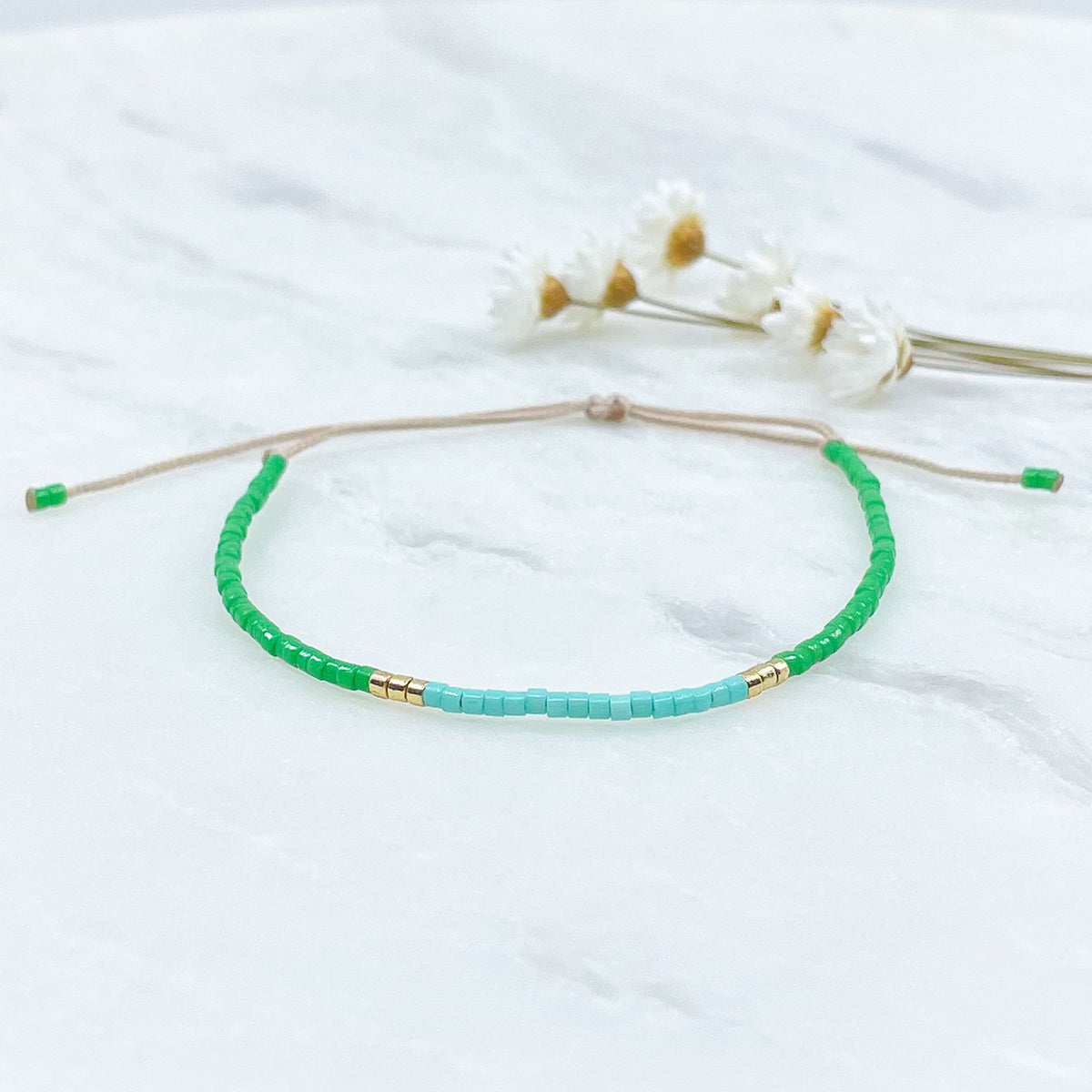 Bracelet en perles de rocaille colorées et or