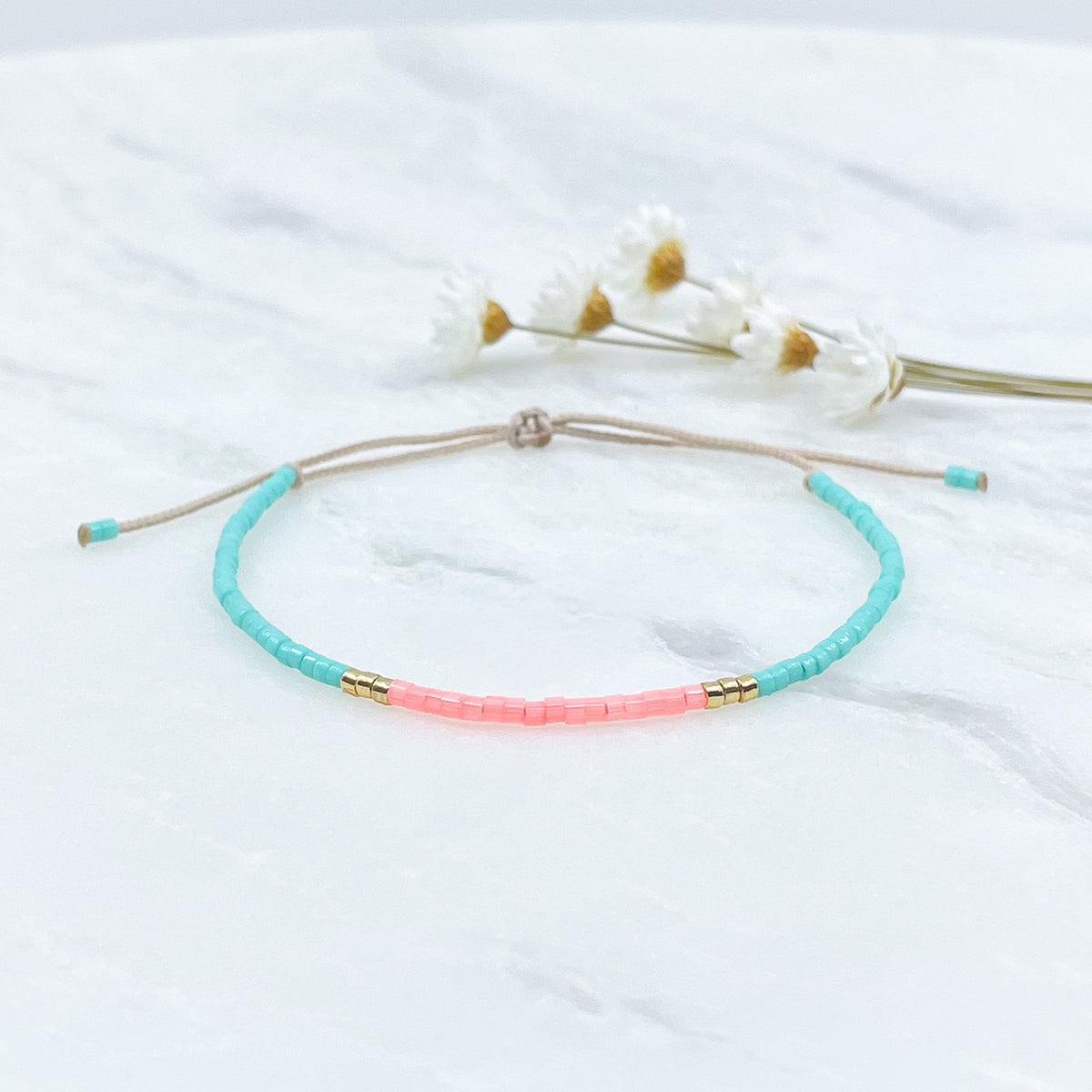Bracelet en perles de rocaille colorées et or