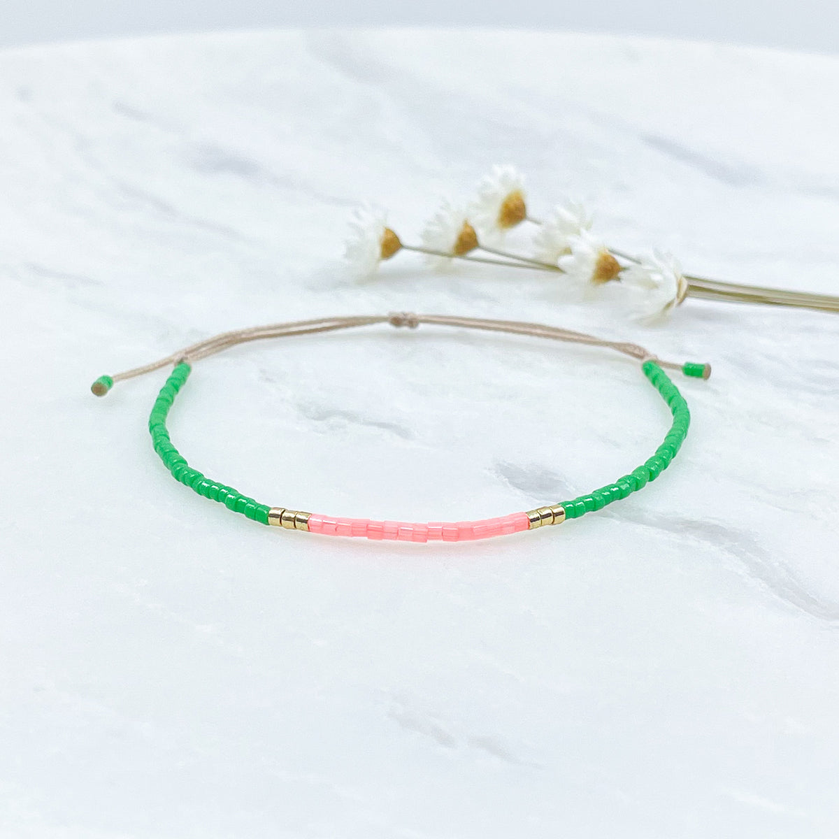 Bracelet en perles de rocaille colorées et or