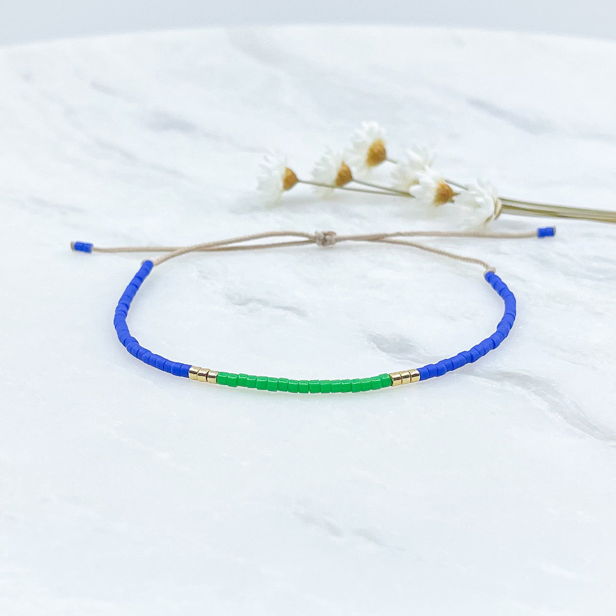 Bracelet en perles de rocaille colorées et or