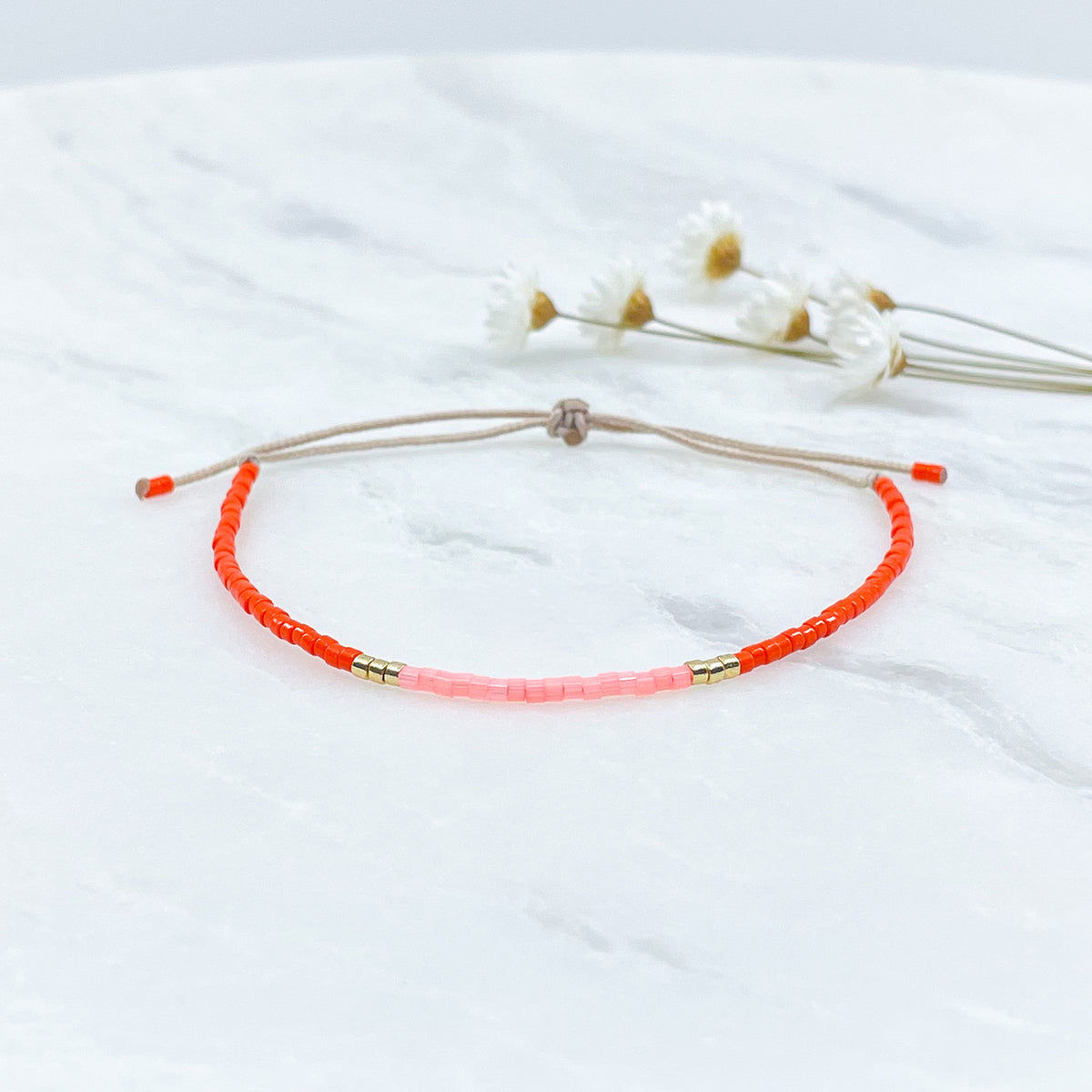 Bracelet en perles de rocaille colorées et or