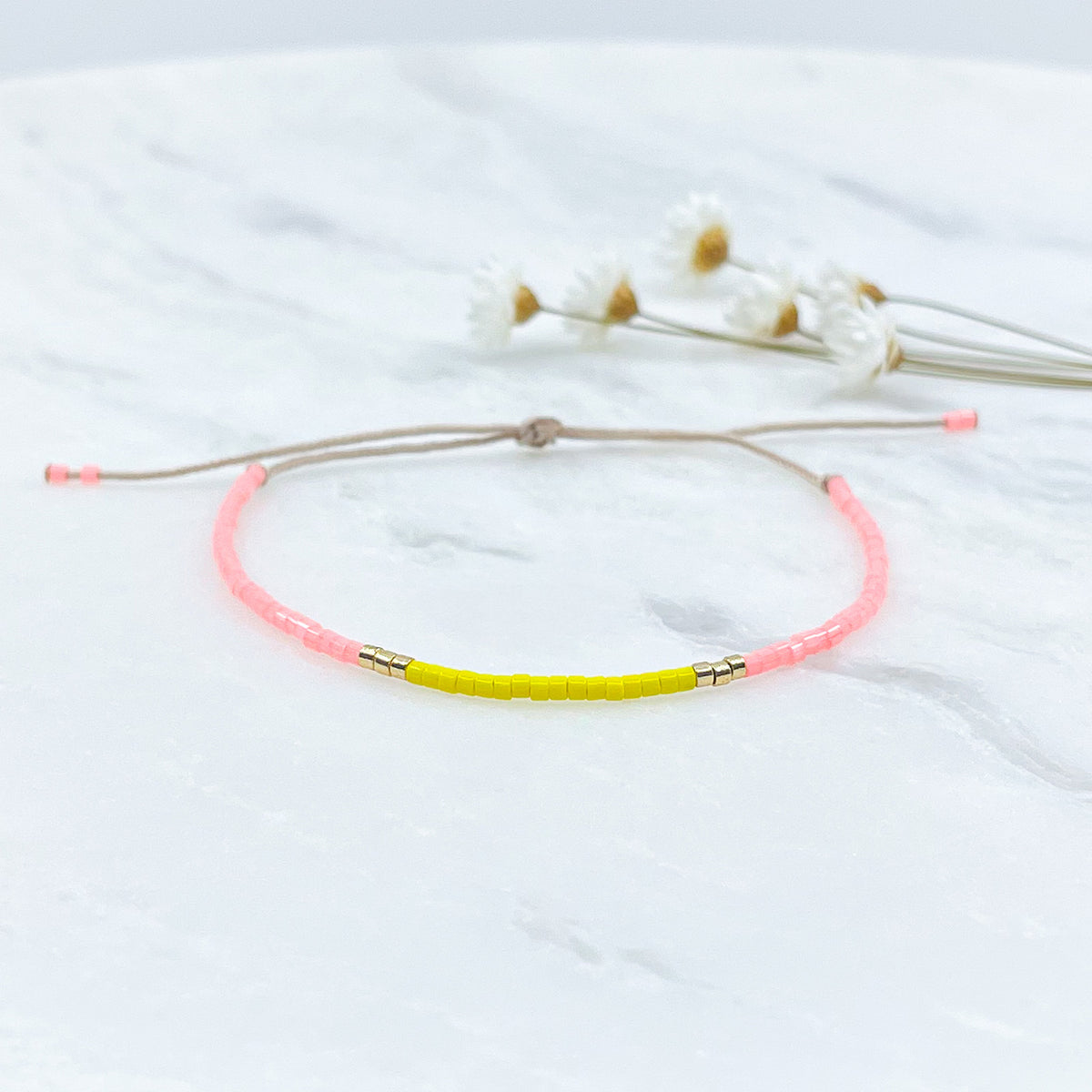 Bracelet en perles de rocaille colorées et or