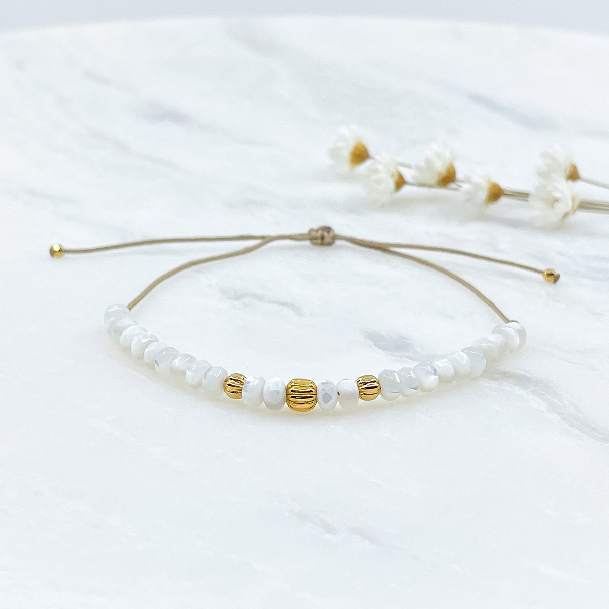 Bracelet ajustable en perles facettées de nacre blanche naturelle