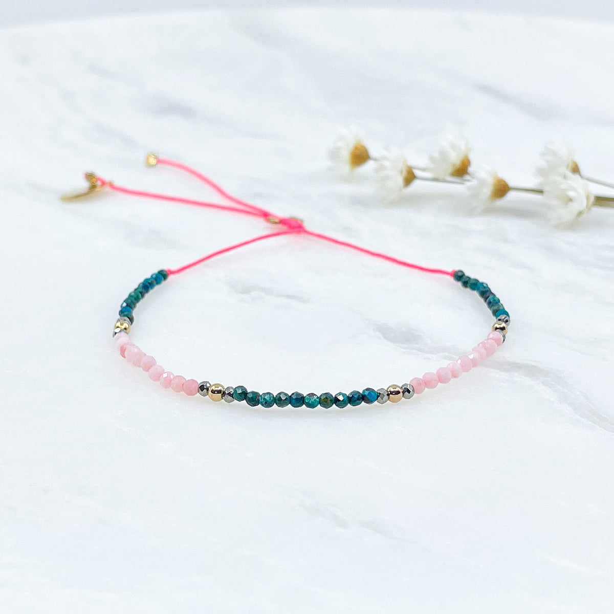 Bracelet réglable en pierres fines naturelles. Opale rose, Chrysocolle bleu vert. Pierres montées sur un cordon rose vif