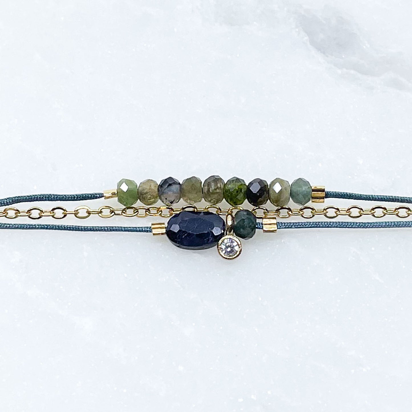 Bracelet multi liens : saphir bleu nuit, tourmalines vertes.