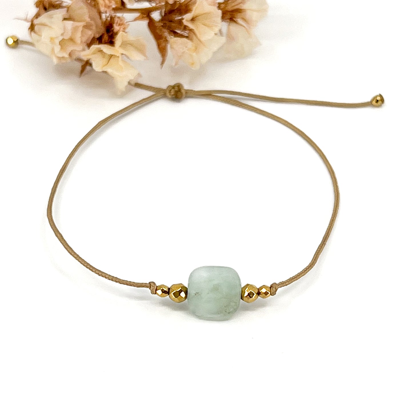 Bracelet ajustable en pierre fine naturelle carrée facettée de Chrysoprase vert clair entourée d'hématites dorées